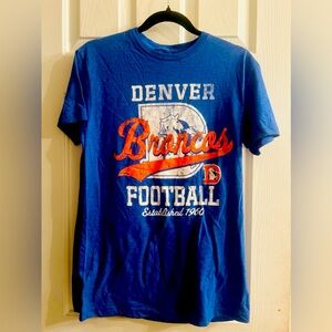 Denver Broncos football T-Shirt. Mens size M